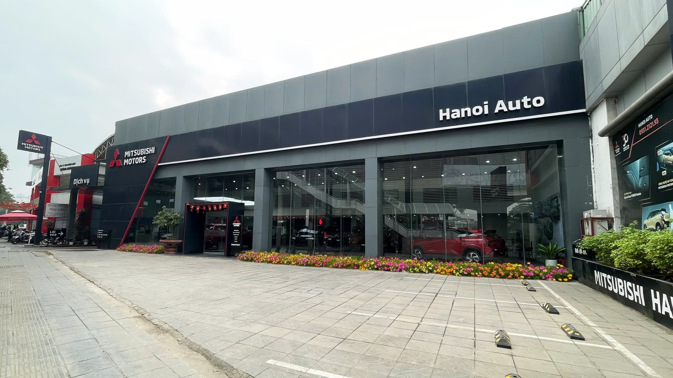 Showroom Mitsubishi Cầu Diễn